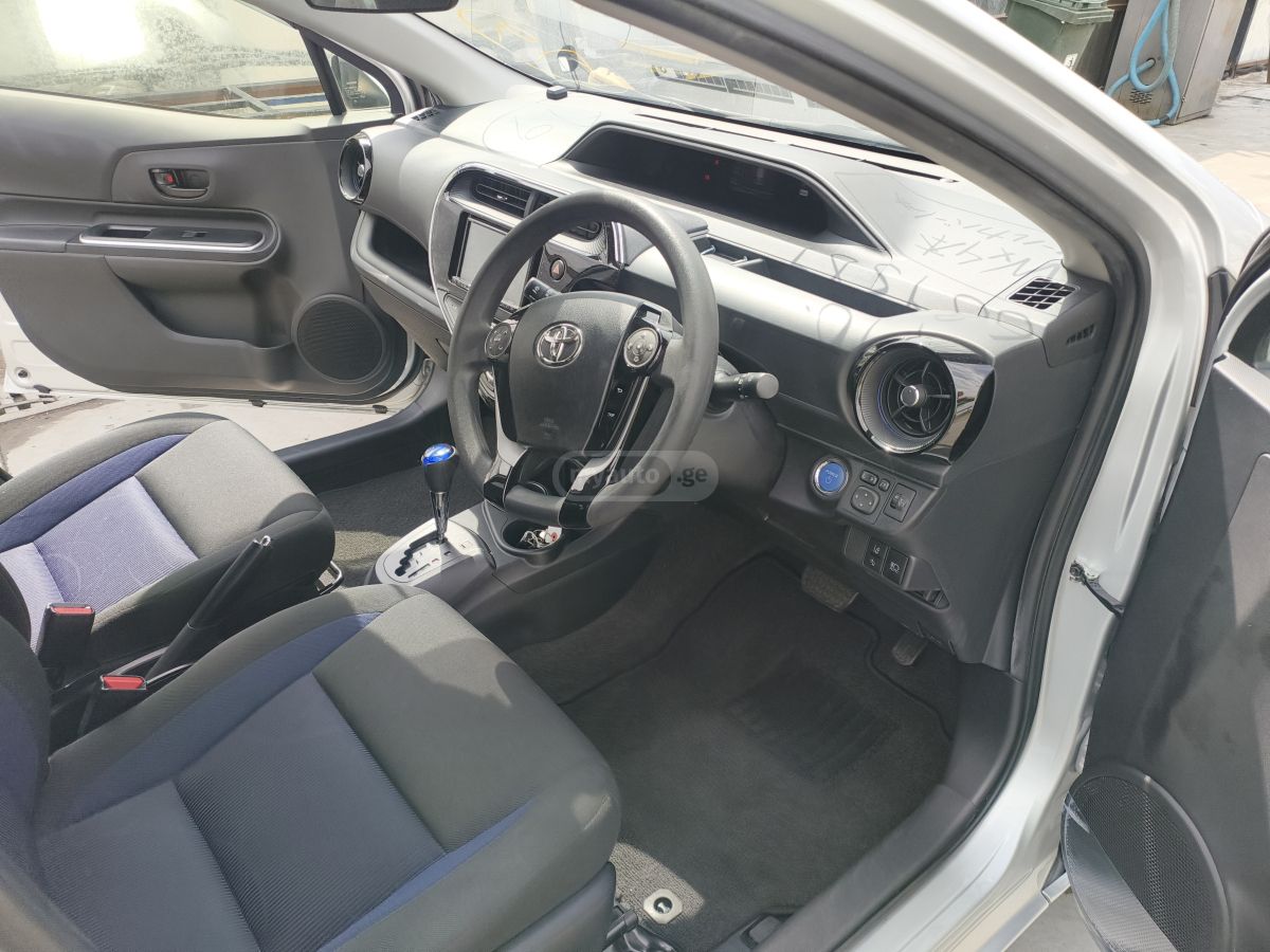 Toyota Aqua - фото 2