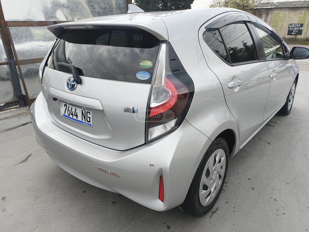 Toyota Aqua - фото 5