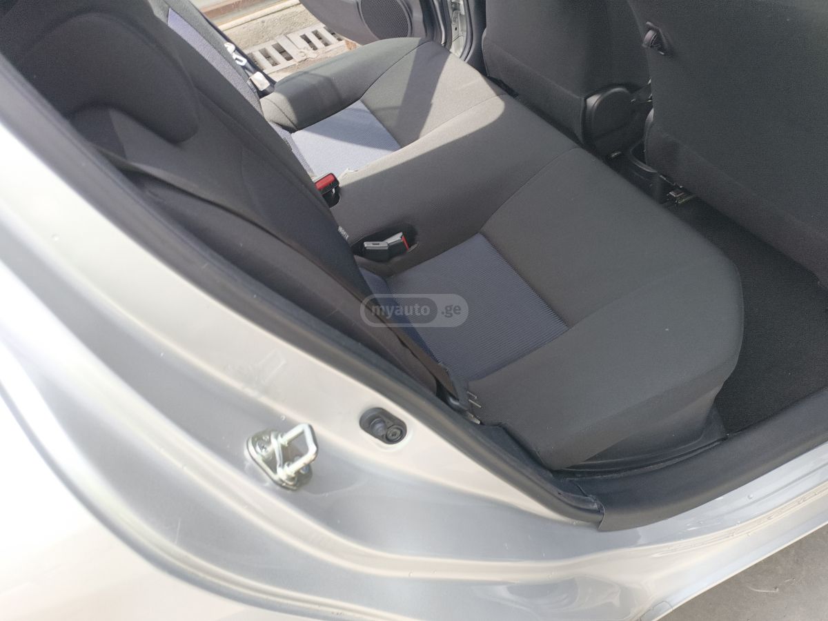 Toyota Aqua - фото 7