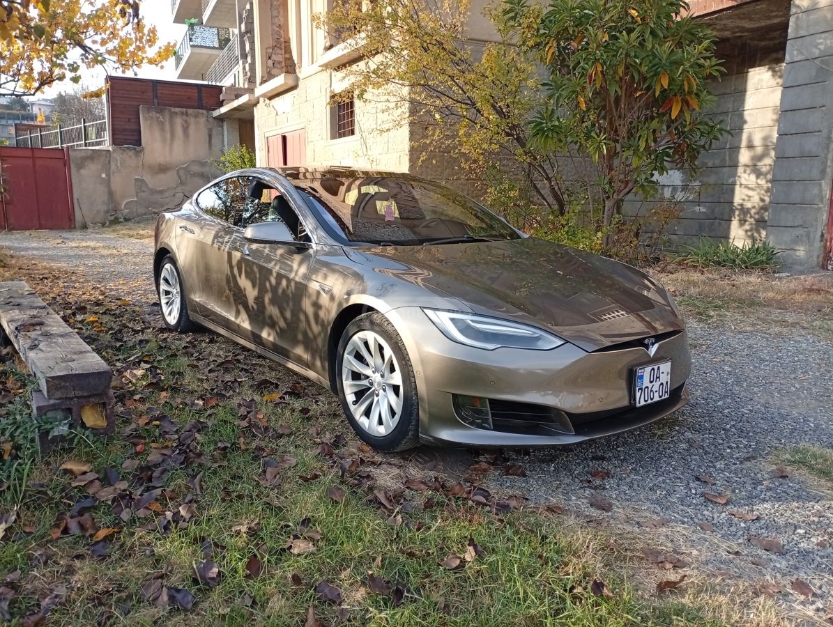 Tesla Model S - фото 1