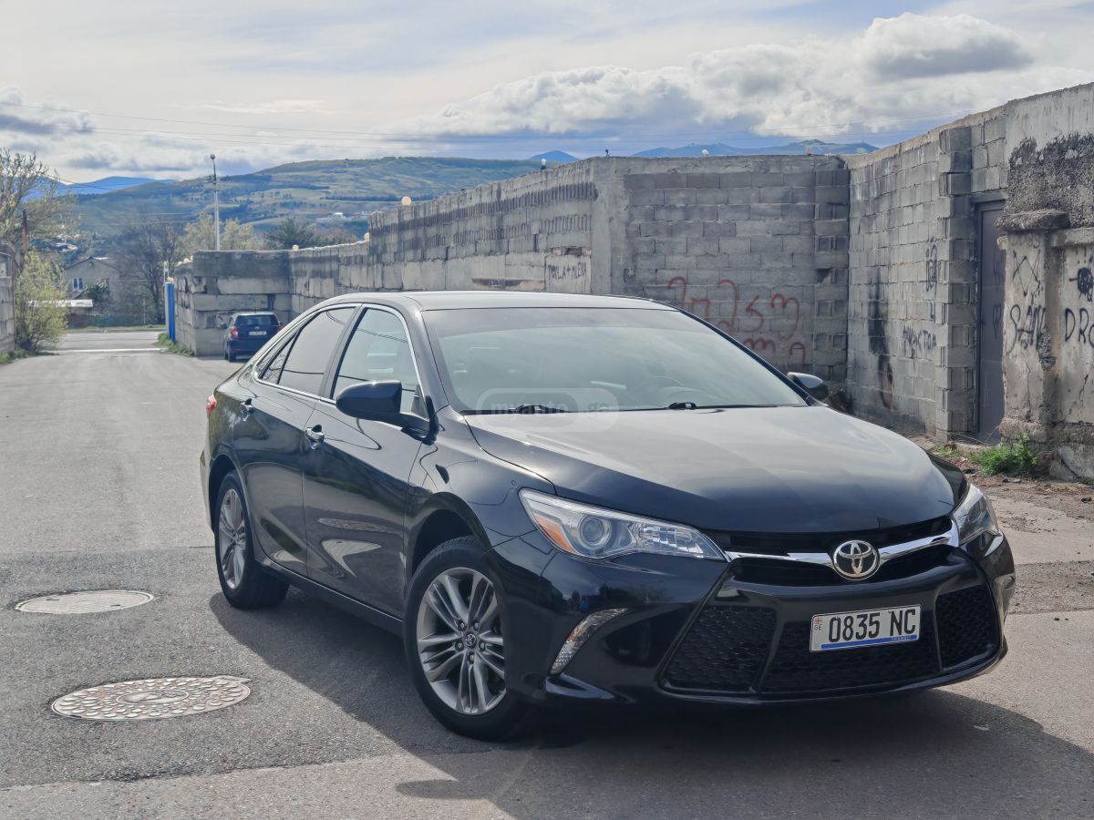 Toyota Camry - фото 1