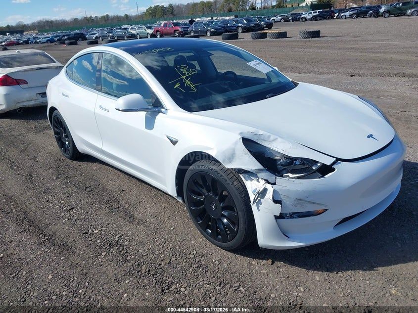 Tesla Model 3 - фото 1