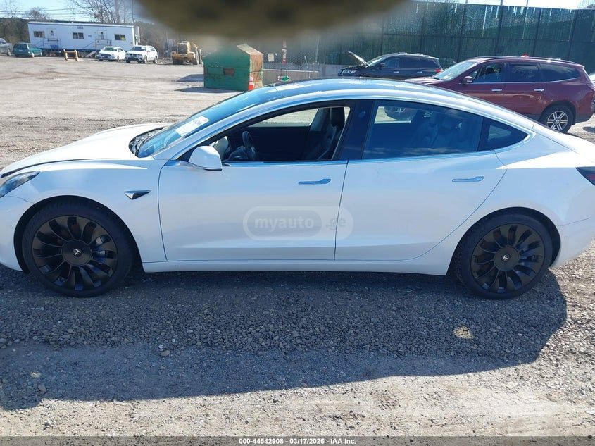 Tesla Model 3 - фото 12