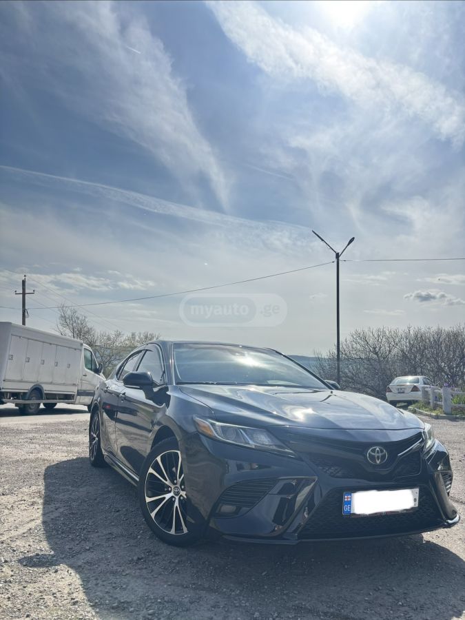 Toyota Camry - фото 1