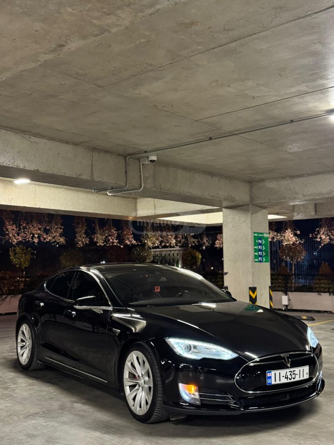 Tesla Model S - фото 1