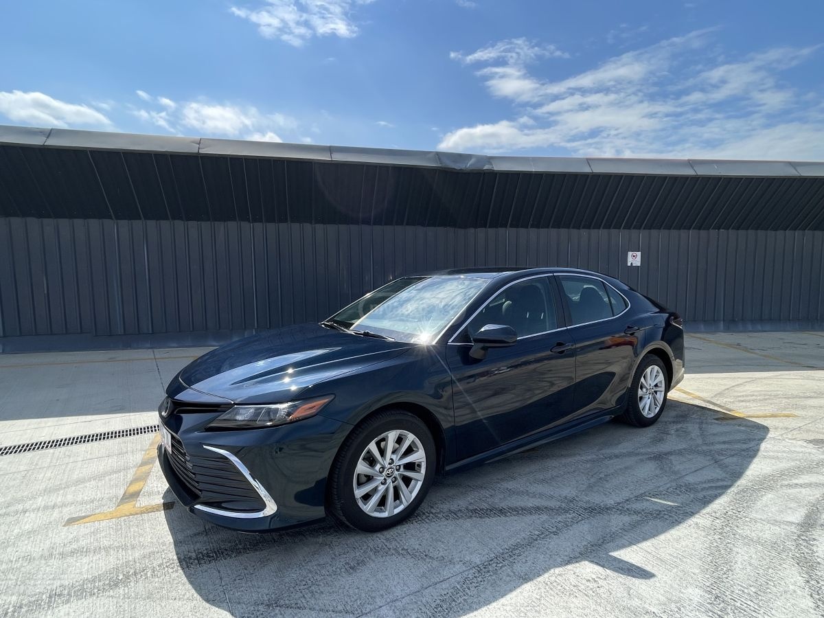 Toyota Camry - фото 1