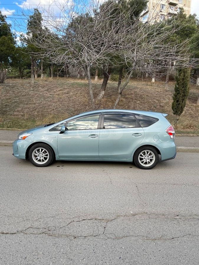 Toyota Prius V - фото 1