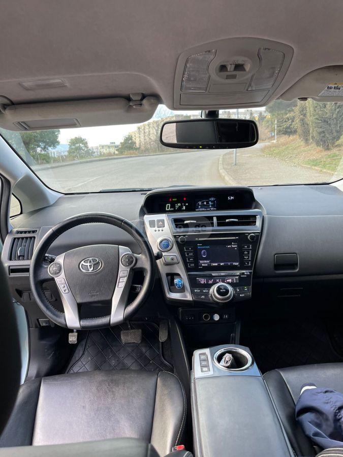 Toyota Prius V - фото 3