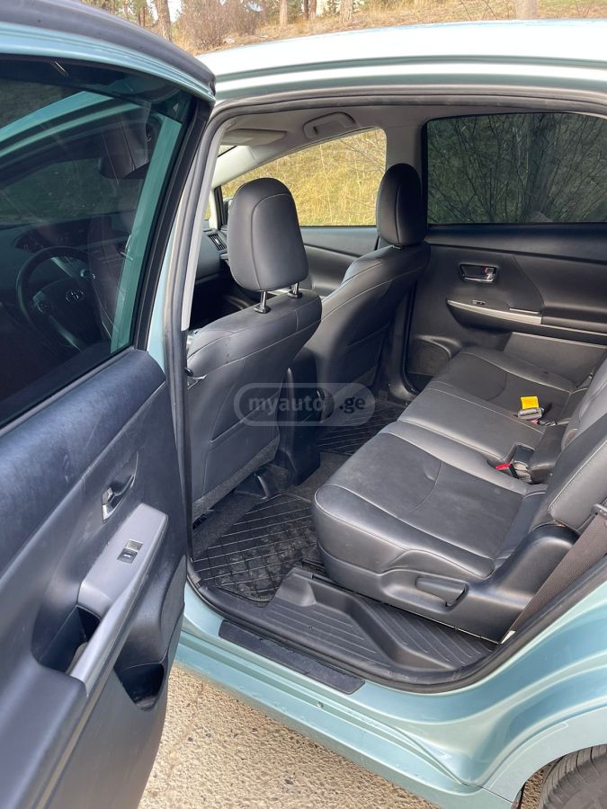 Toyota Prius V - фото 4