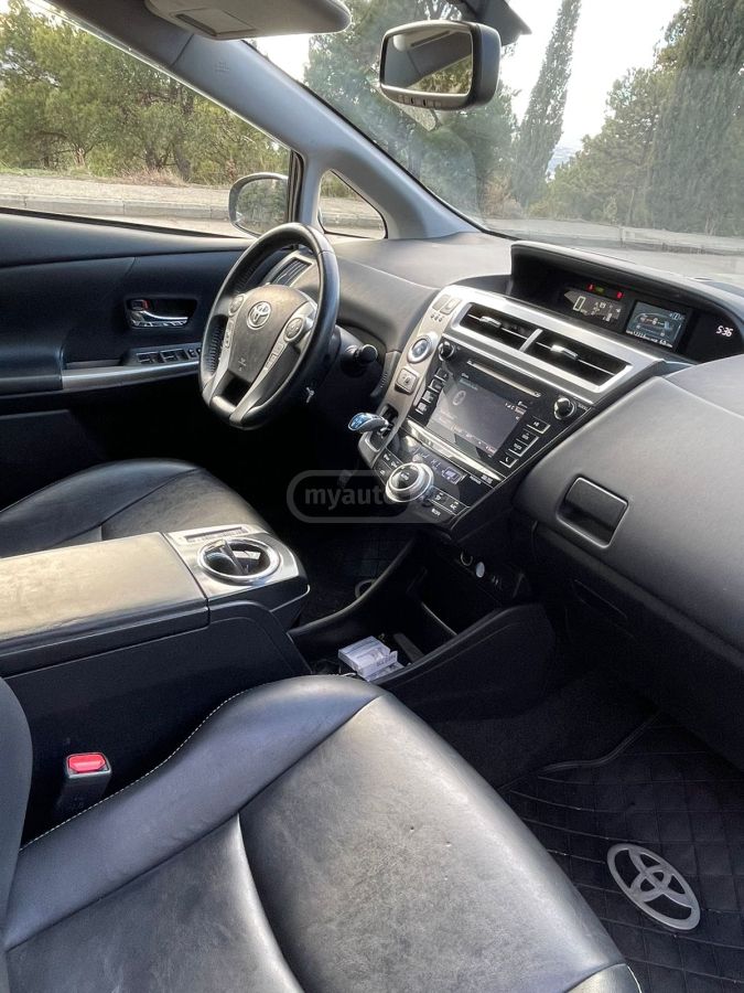 Toyota Prius V - фото 5