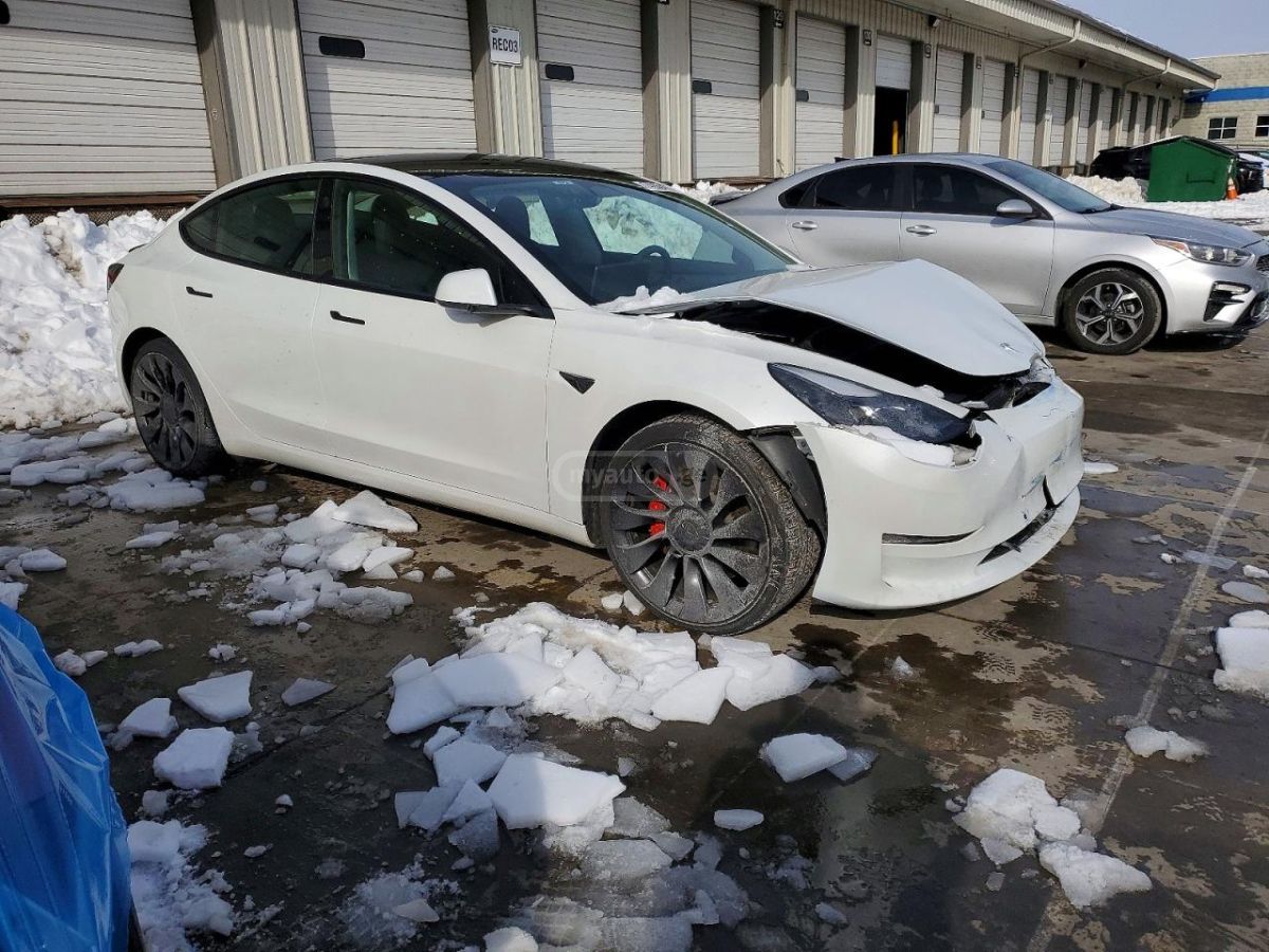 Tesla Model 3 - фото 1