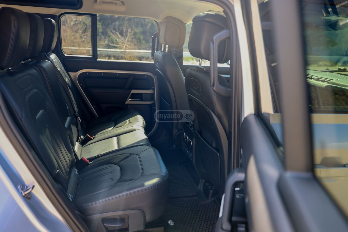 Land Rover Defender 110 - фото 11