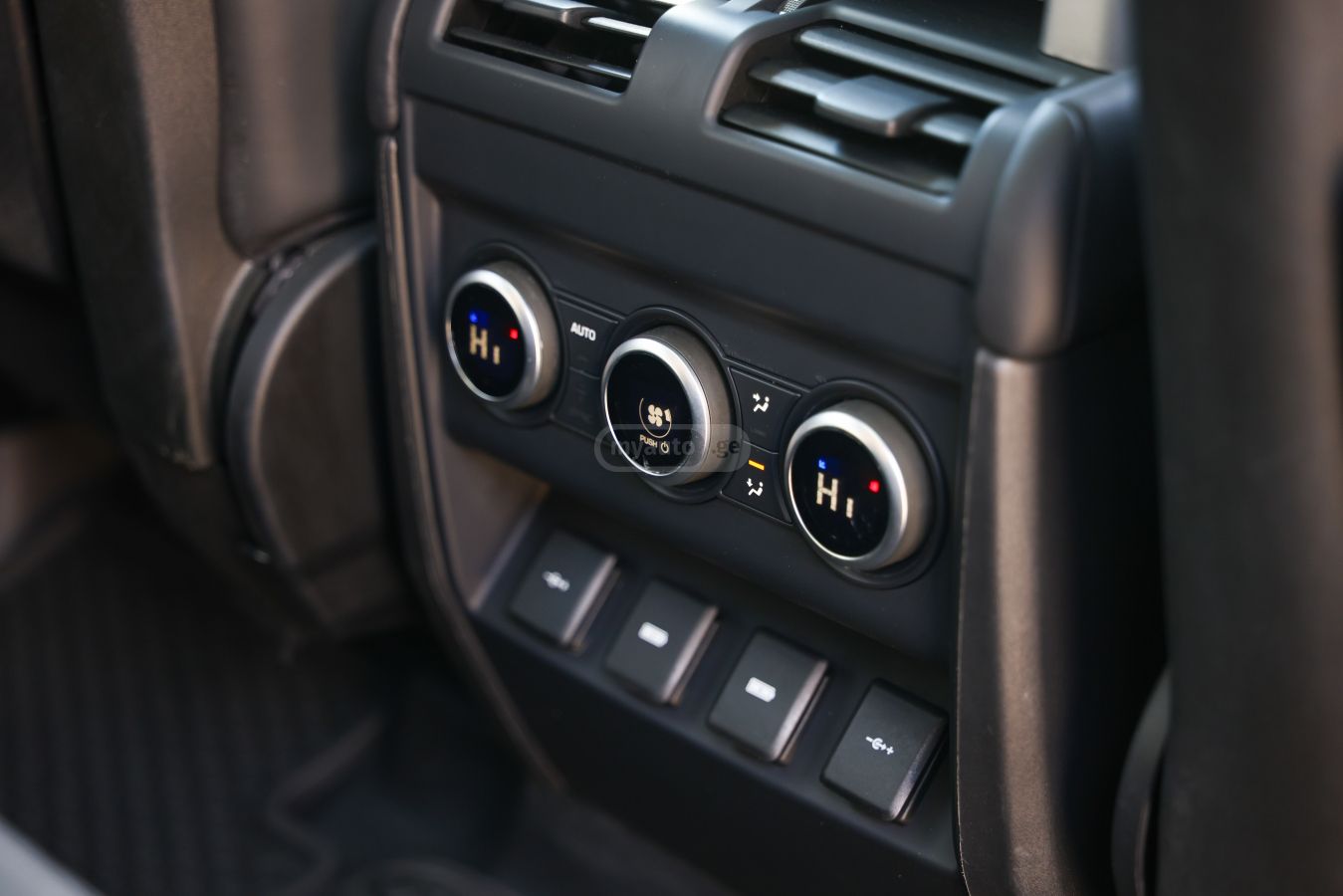 Land Rover Defender 110 - фото 12