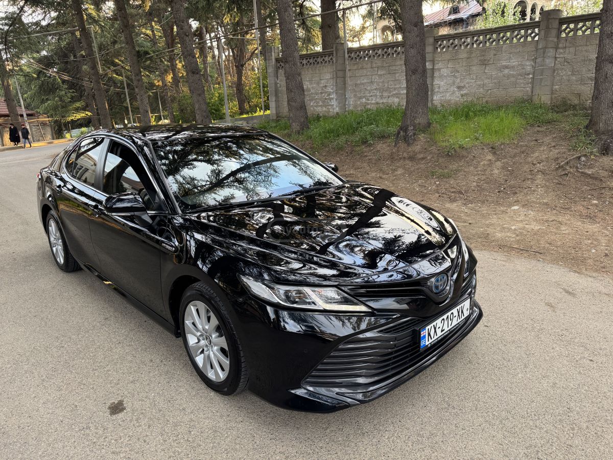 Toyota Camry - фото 1