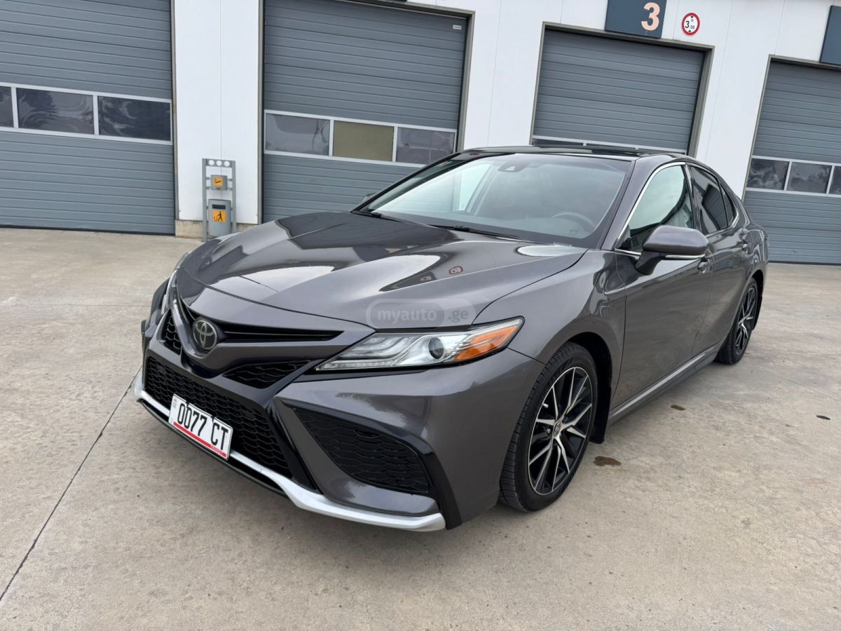 Toyota Camry - фото 1