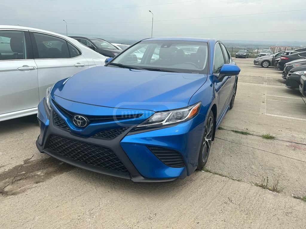 Toyota Camry - фото 1