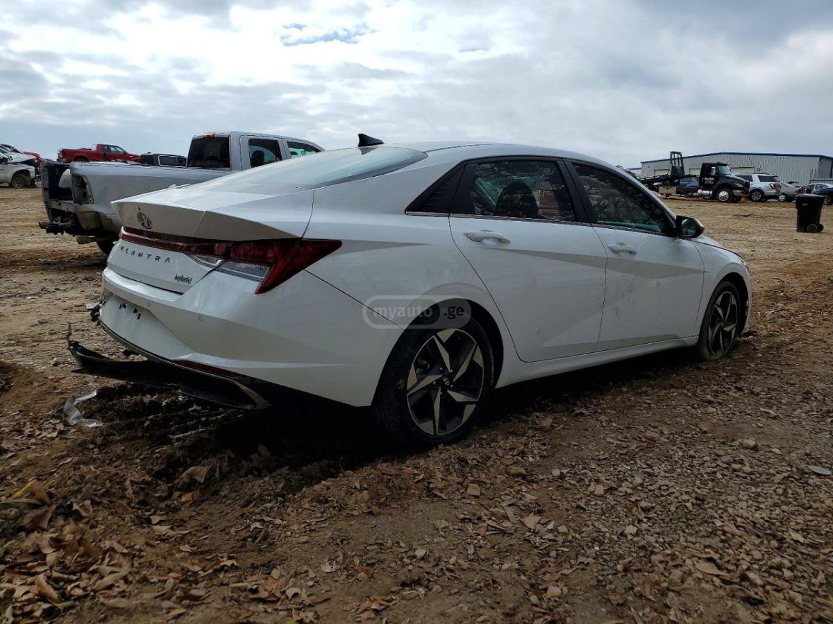 Hyundai Elantra - фото 3