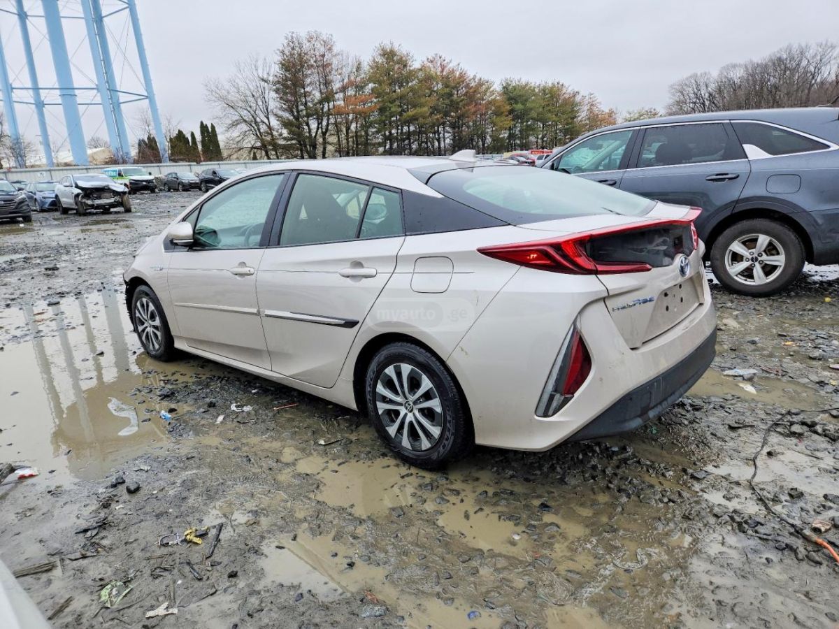 Toyota Prius Prime - фото 2