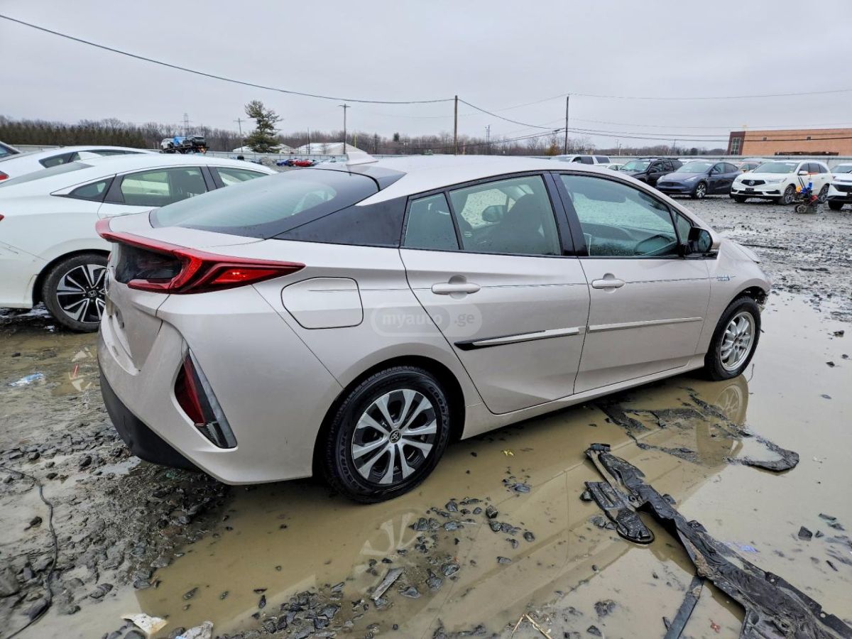 Toyota Prius Prime - фото 3
