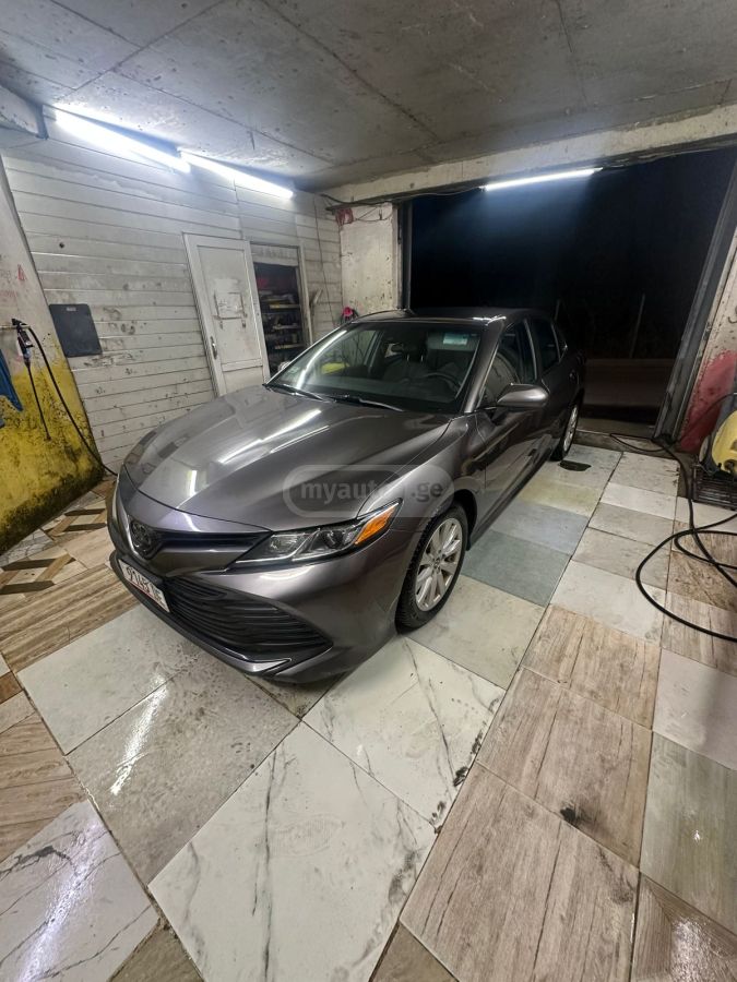 Toyota Camry - фото 1