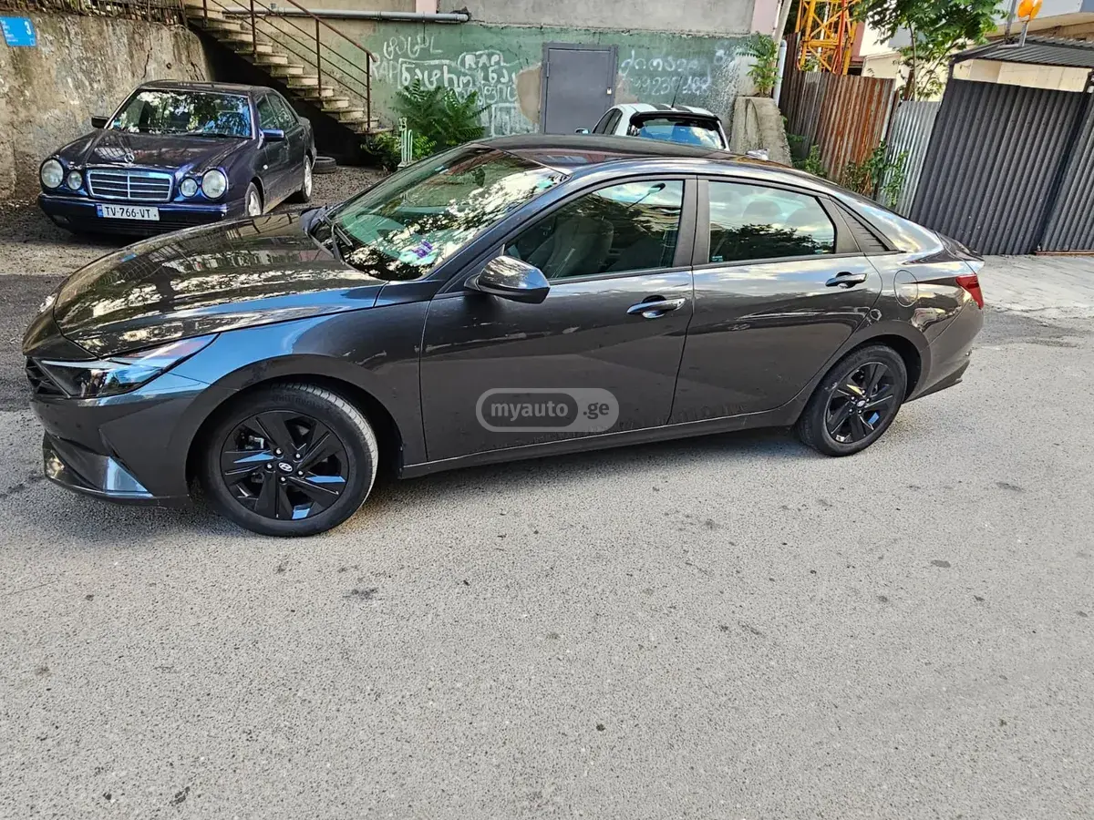نمای دیگر Hyundai 2023