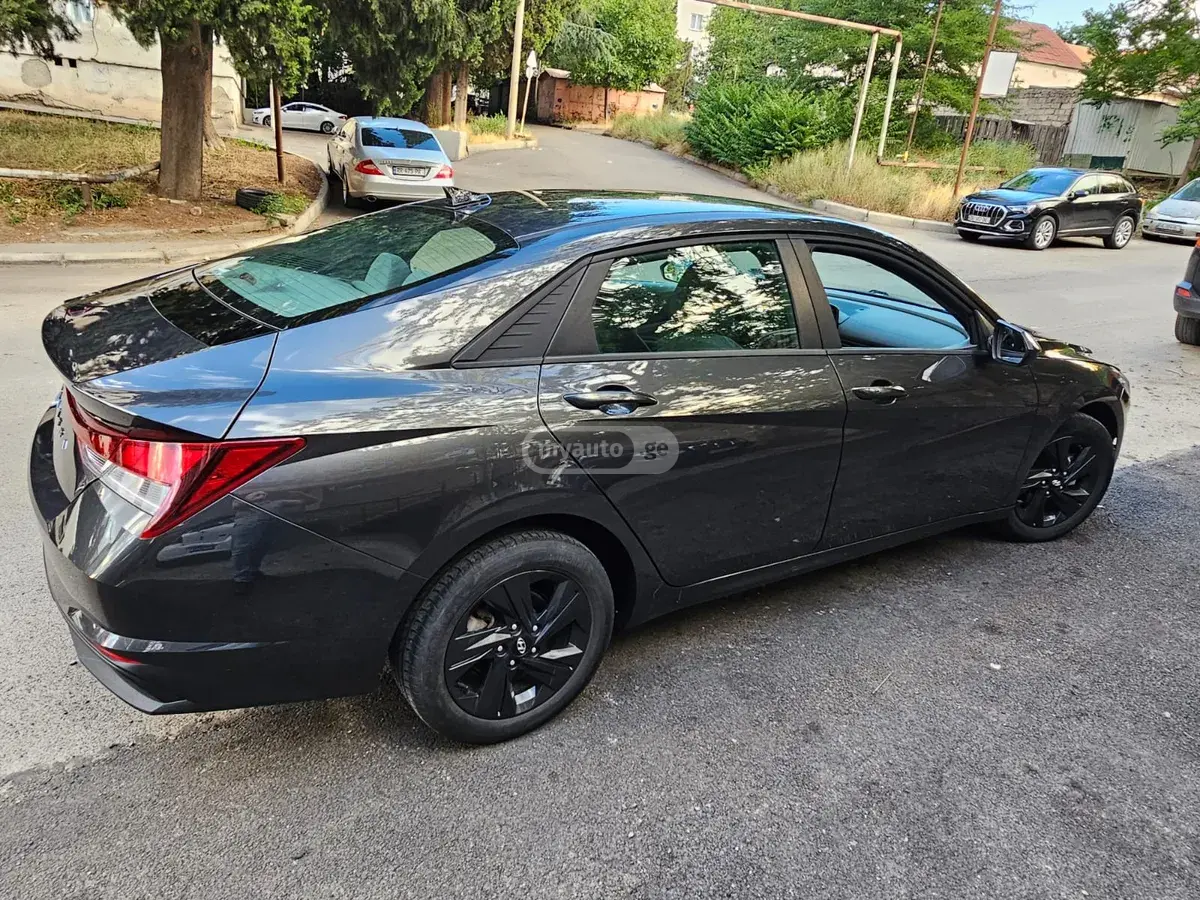 نمای دیگر Hyundai 2023