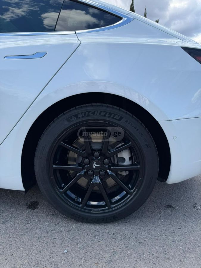 Tesla Model 3 - фото 1