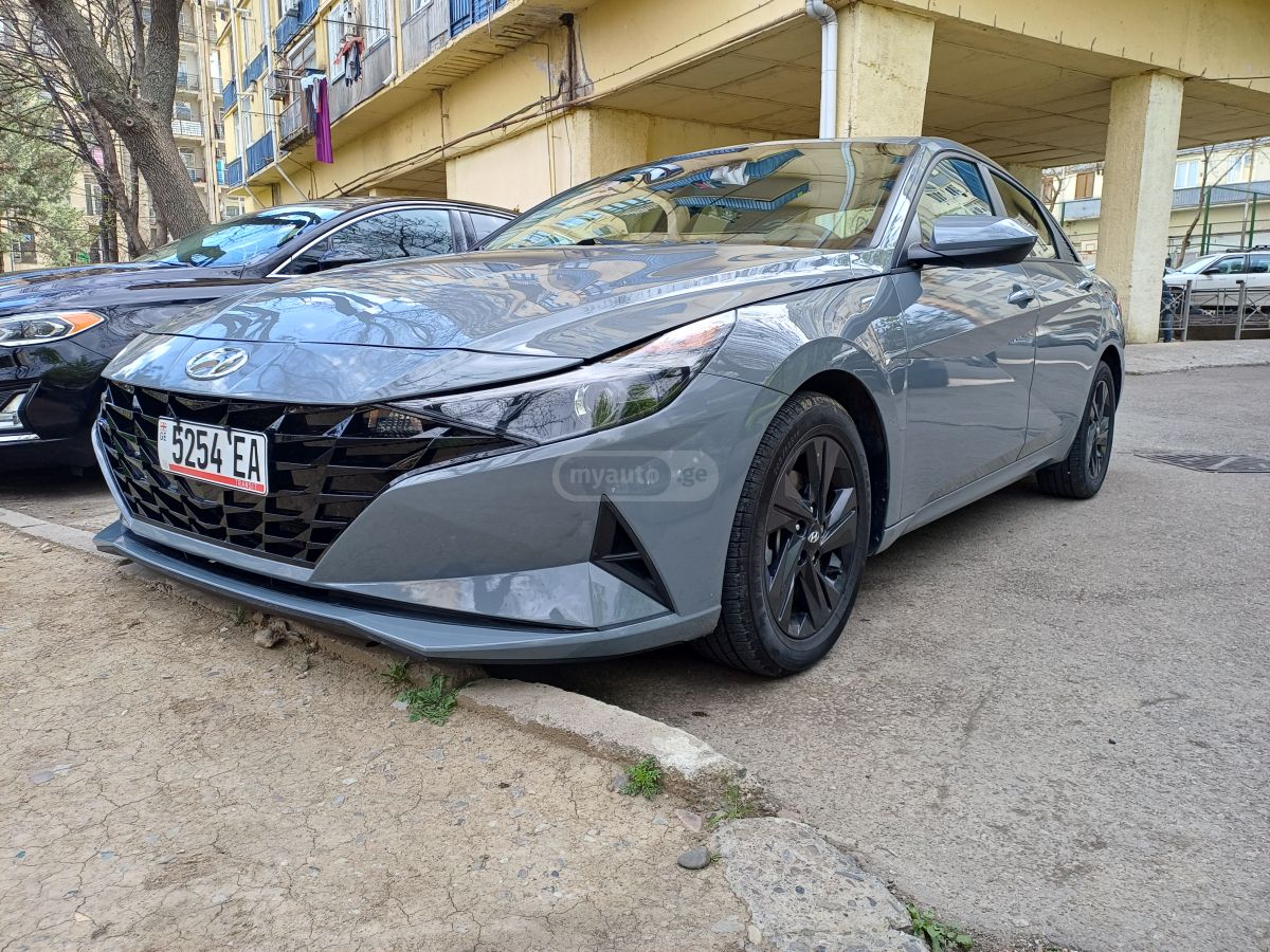 Hyundai Elantra - фото 1
