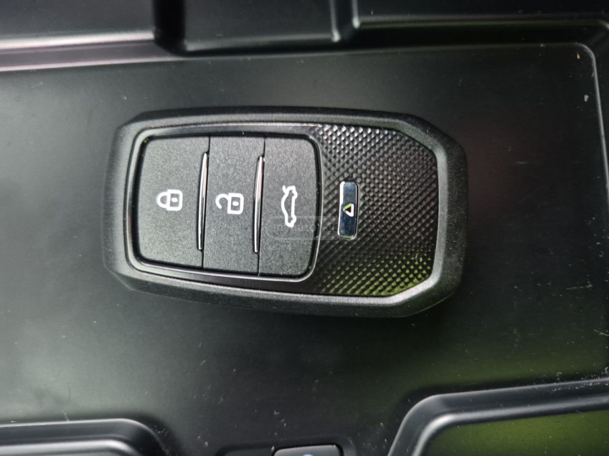 Toyota XSE 4dr All-Wheel Drive Automa — миниатюра 12