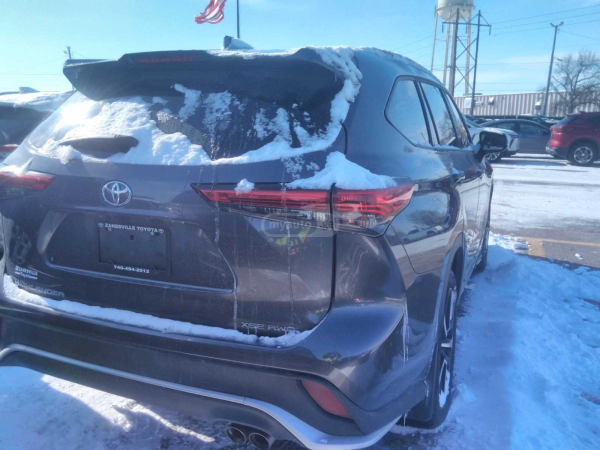 Toyota XSE 4dr All-Wheel Drive Automa — миниатюра 4