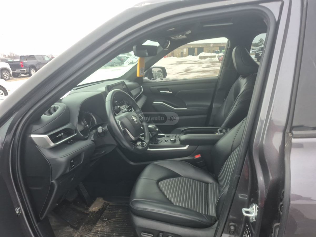 Toyota XSE 4dr All-Wheel Drive Automa — миниатюра 8