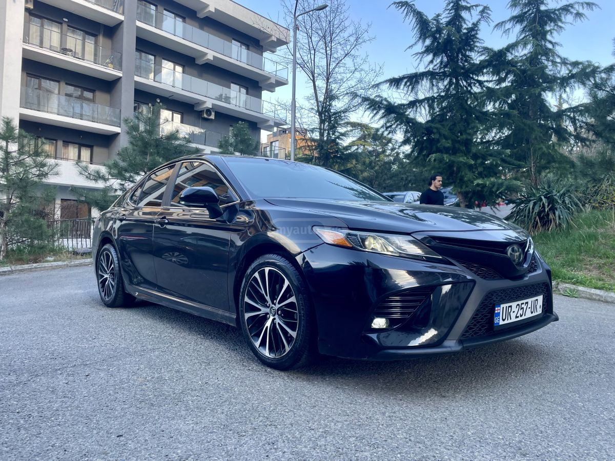 Toyota Camry - фото 1