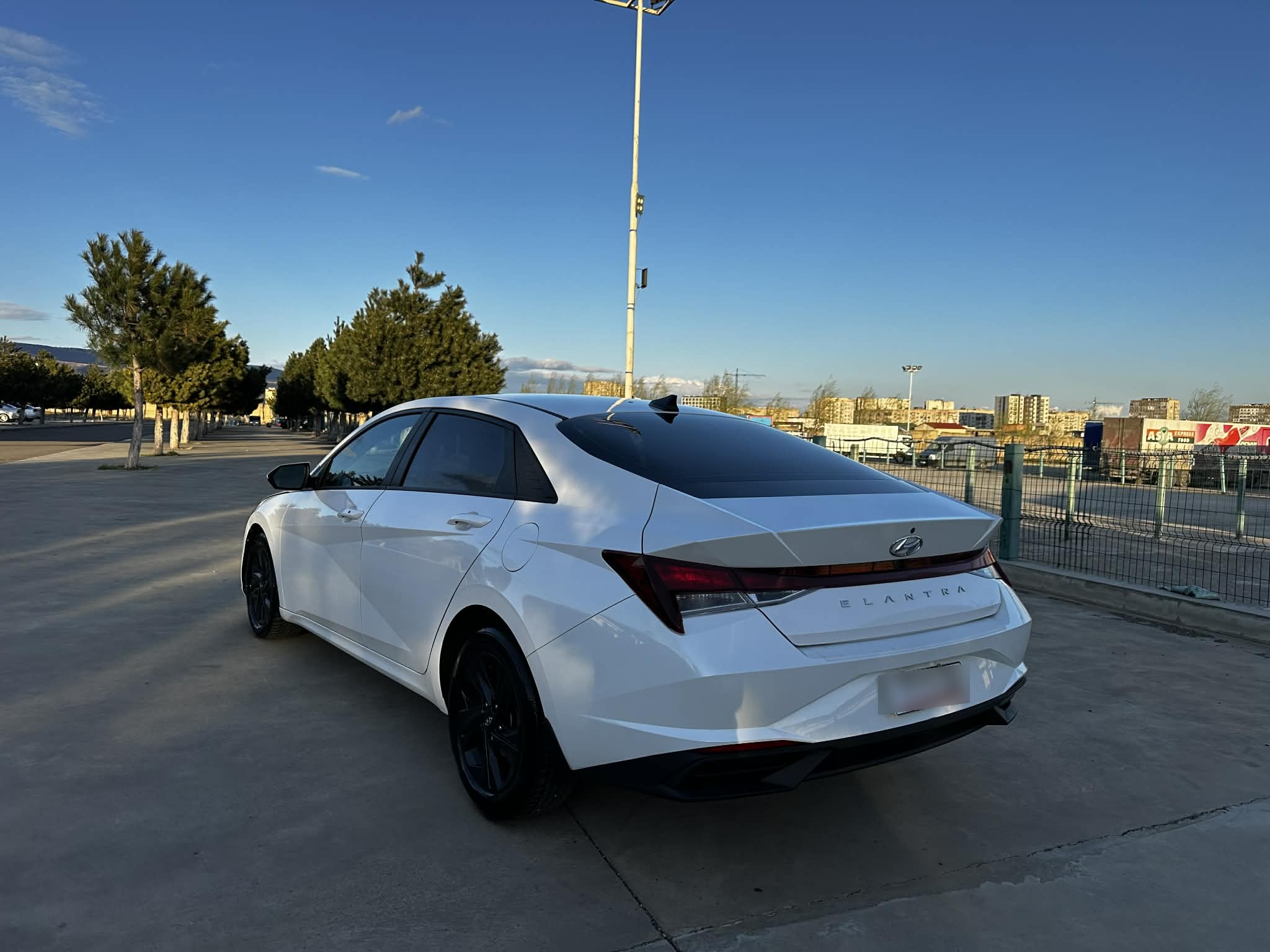 Hyundai Elantra - фото 1