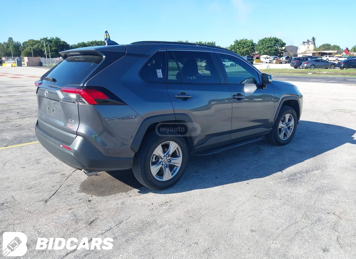 Toyota XLE 4dr Front-Wheel Drive Auto — миниатюра 4