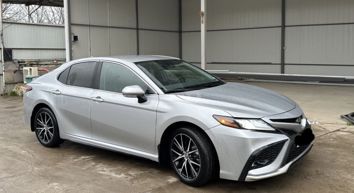 Toyota Camry - фото 1