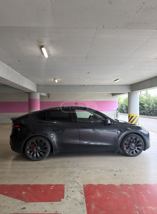 Tesla Model Y - фото 8