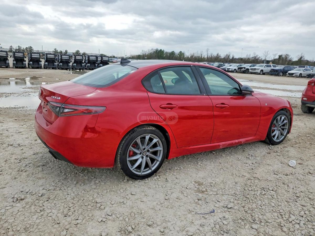 Alfa Romeo Giulia 2024 — миниатюра 3