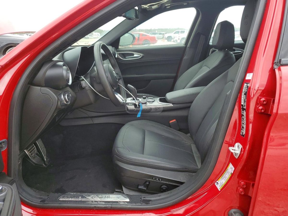 Alfa Romeo Giulia 2024 — миниатюра 7