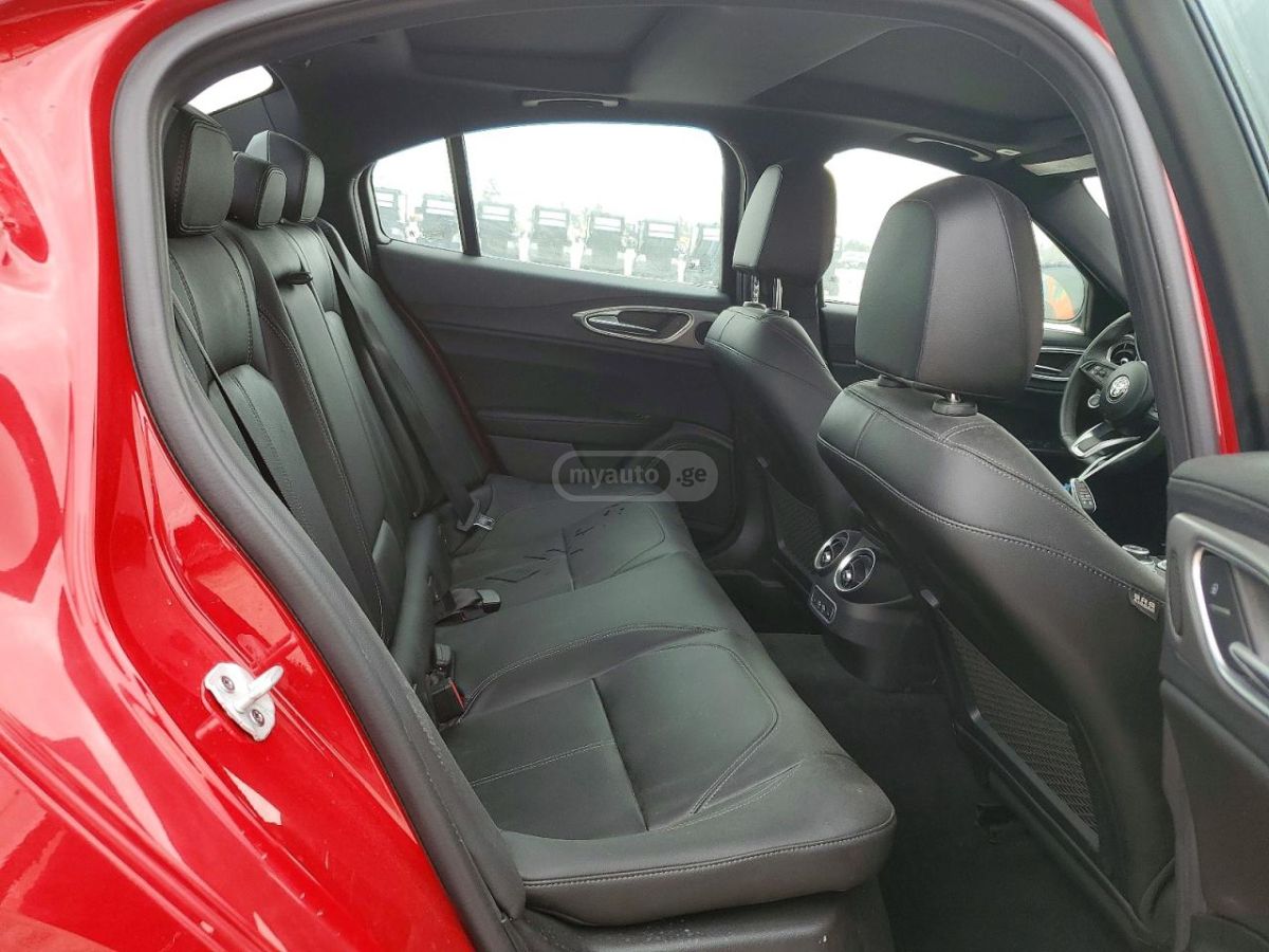 Alfa Romeo Giulia 2024 — миниатюра 9