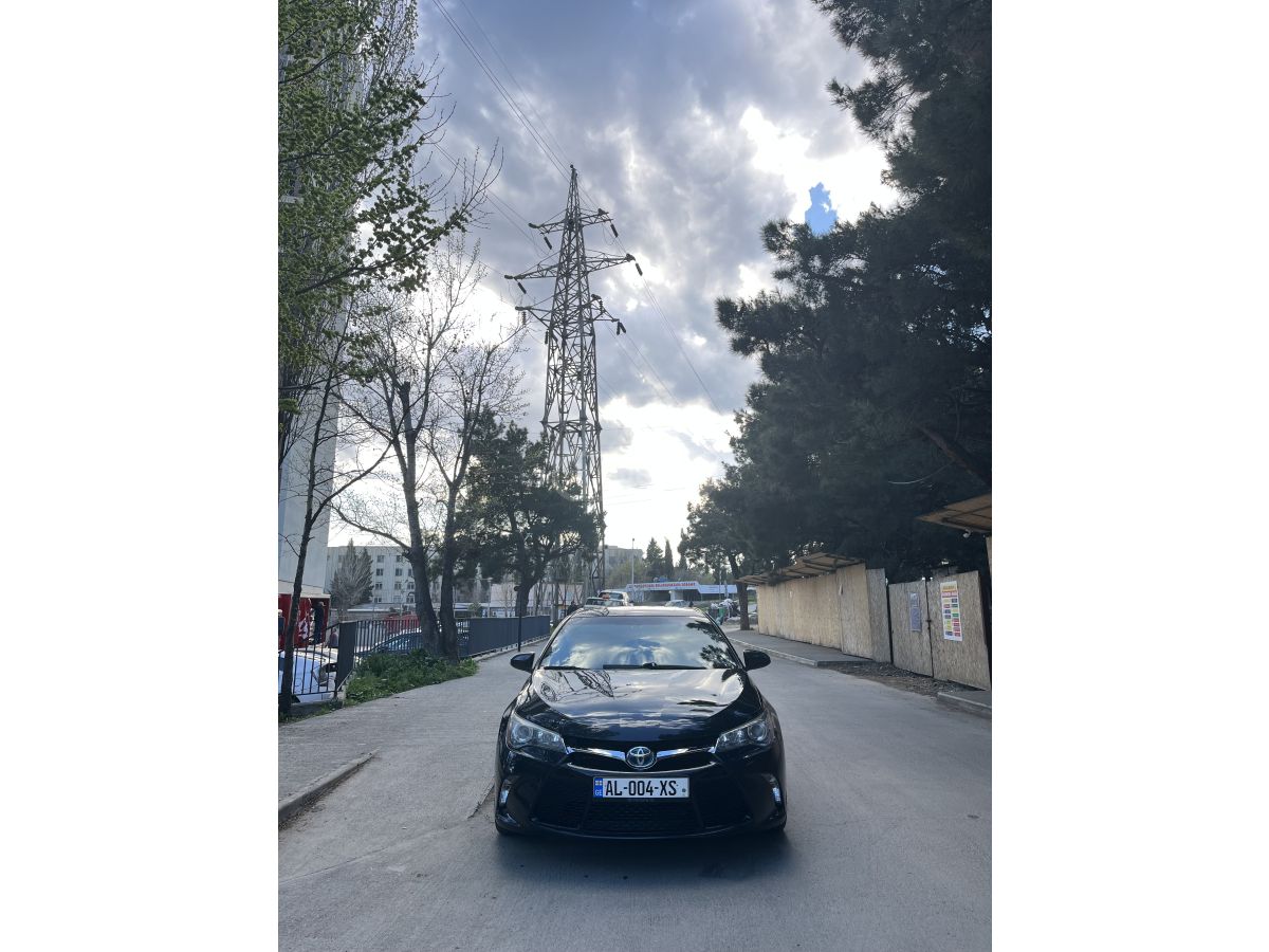 Toyota Camry - фото 1