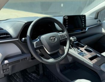 ToyotaSienna2021