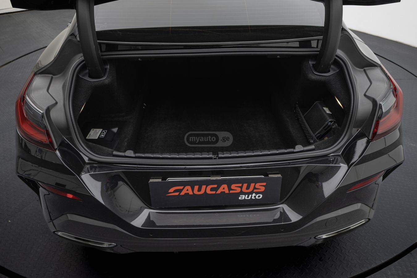 BMW Bmw 840i — миниатюра 8