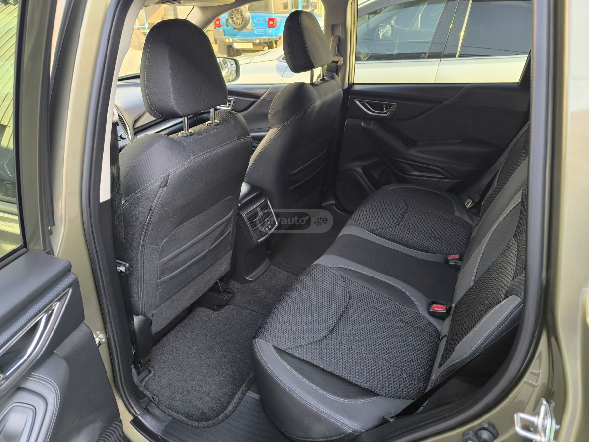 Subaru Premium 4dr All-Wheel Drive CV — миниатюра 7