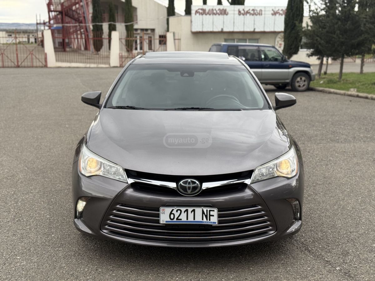 Toyota Camry - фото 1