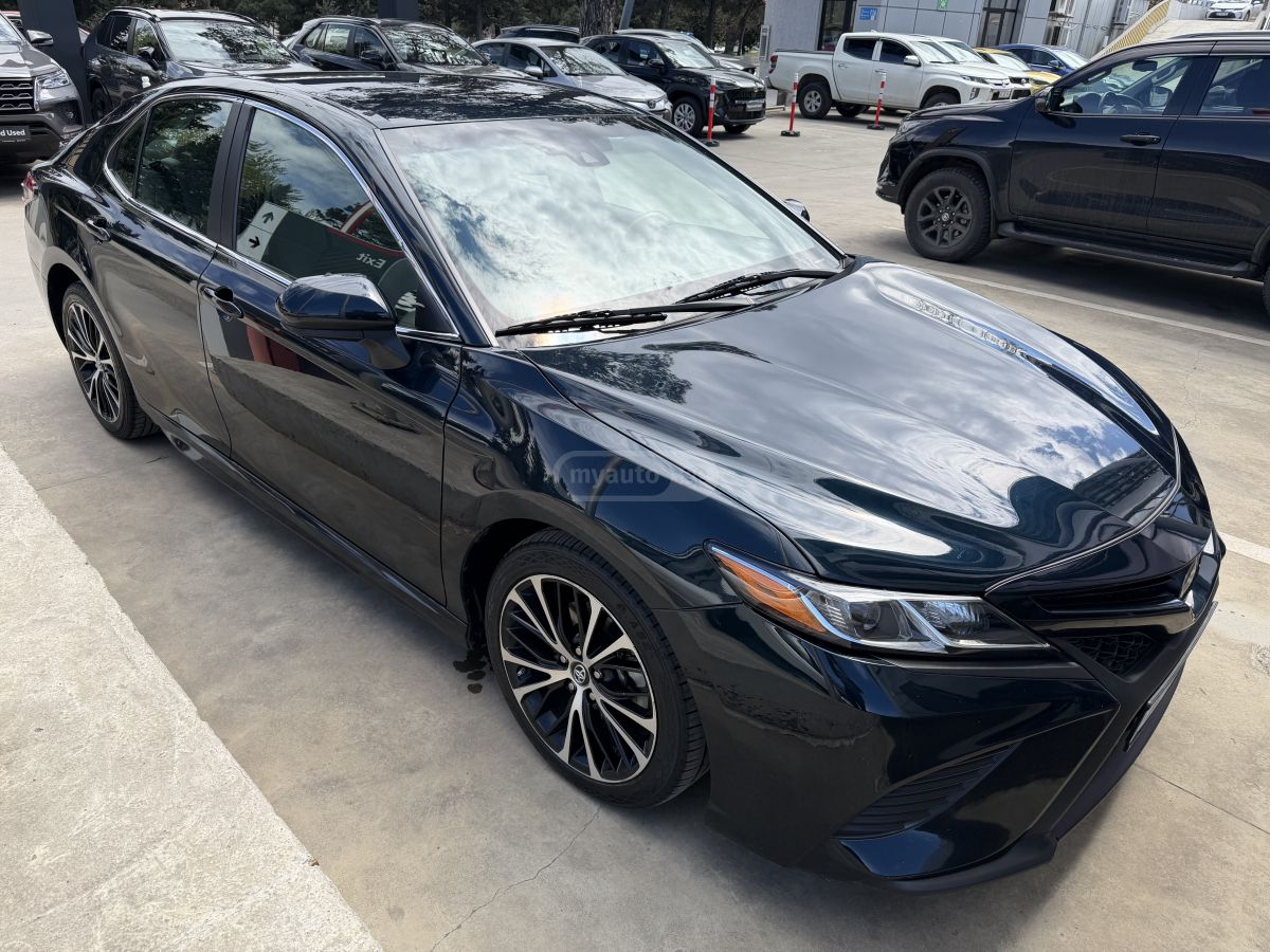 Toyota Camry - фото 1