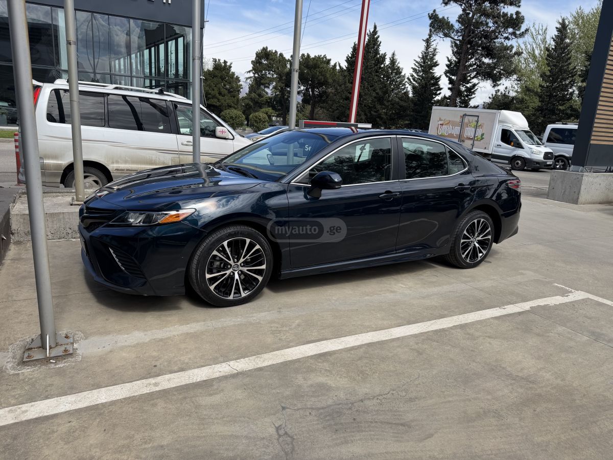 Toyota Camry - фото 2