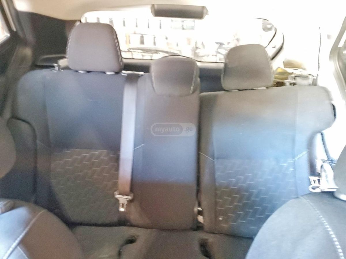 Nissan SV 4dr Front-Wheel Drive CVT — миниатюра 10