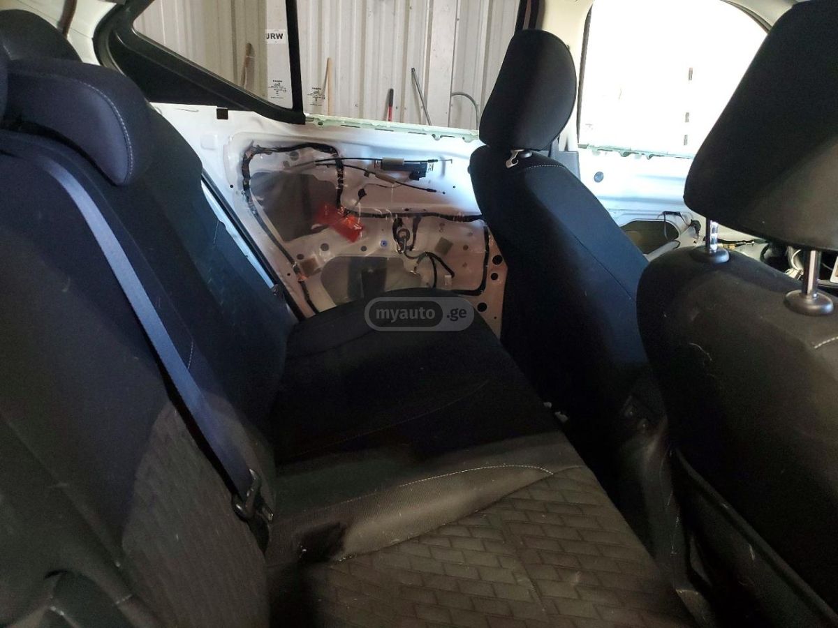 Nissan SV 4dr Front-Wheel Drive CVT — миниатюра 11