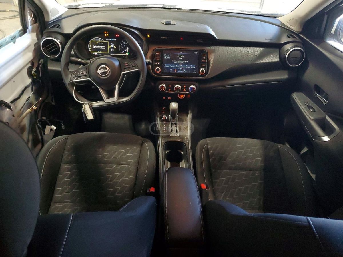 Nissan SV 4dr Front-Wheel Drive CVT — миниатюра 8