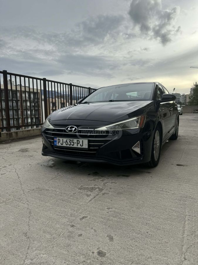 Hyundai Elantra - фото 1